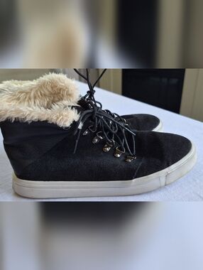 Minnetonka Black Leather High Top Sneakers Faux Fur Trim Lace-Up Women’s Size 8